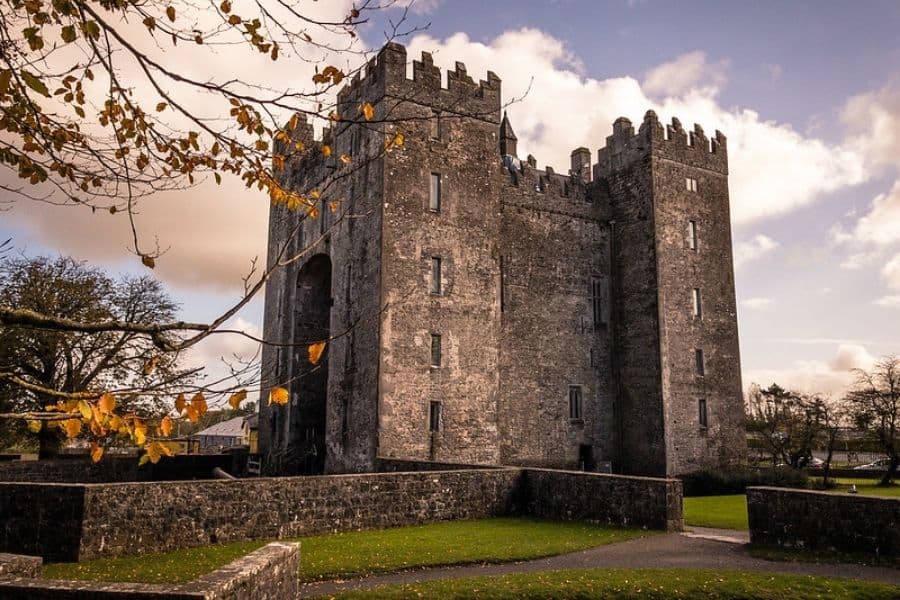 Bunratty Castle's history and travel information by castletourist.com