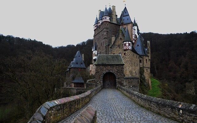 Eltz Castle 's history and travel information by castletourist.com