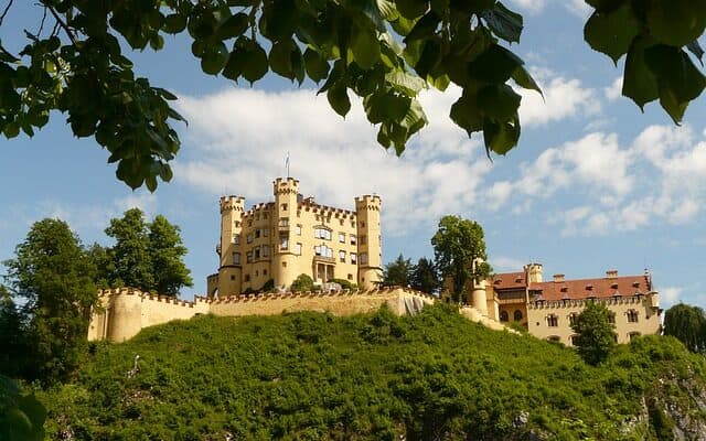 HOHENSCHWANGAU CASTLE 's history and travel information by castletourist.com