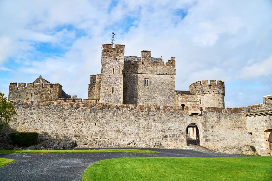 Cahir Castle's history and travel information by castletourist.com